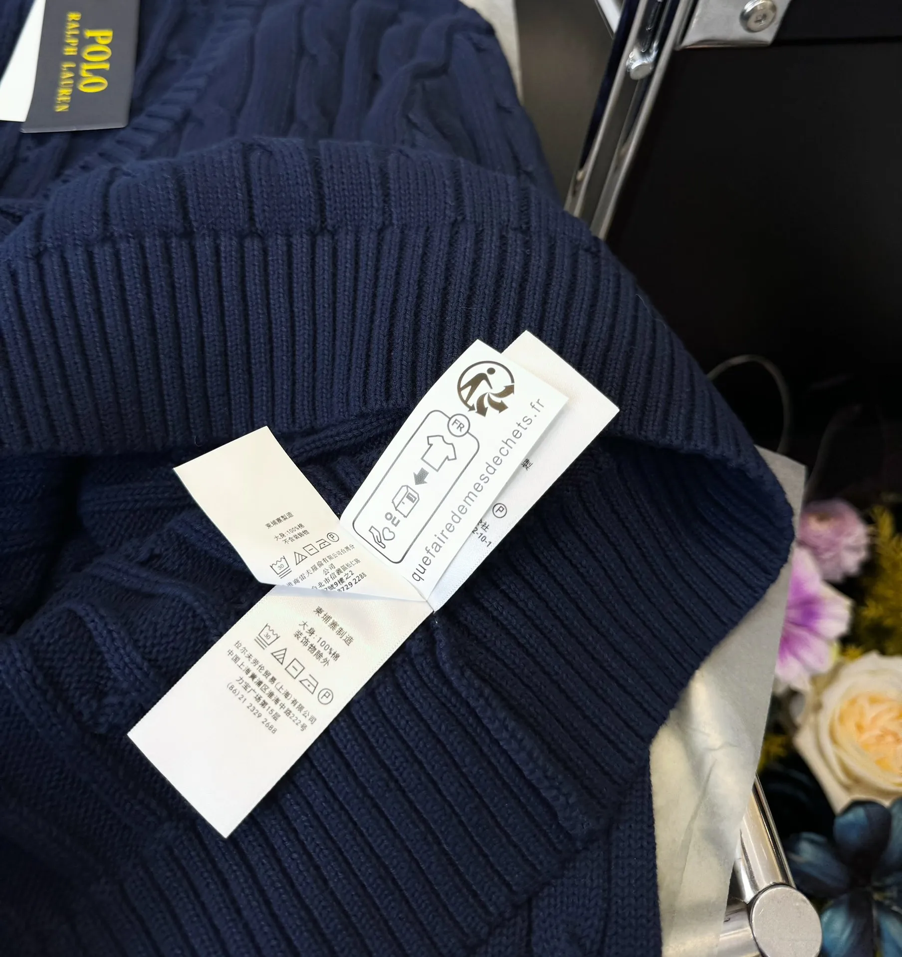 🅿️220 Style No.: L04 (Navy Blue) Ralph Lauren RL classic war horse logo embroidered cable pattern twist button V-neck knitted sweater on the chest, same style for men and women, 9 colors Color: Beige Navy Black Chick Yellow Sky Blue Khaki Red Gray Purple Size: XSSML M Shoulder Width 36 Clothes Length 58 Bust 44 L Shoulder Width 37 Clothes Length 60 Bust 46 Soft and glutinous🧶🫶The style is a very classic cable sweater American retro college style Perfect hand comfort. It is a must-have item for spring, autumn and winter wardrobes. It looks great when worn alone or layered as an inner wear. High-density LOGO embroidery on the chest, and original customization of tag accessories. Made of pure cotton yarn 🧶 blended with wool, pure cotton is skin-friendly and comfortable, small label war horse embroidered twist turtleneck sweater 🐎 high quality. Follow the blogger to learn how to wear it! Let’s get a Ralph Lauren cable sweater. It’s a super hard-to-find series after it became popular. It’s hard to find one on the official website. It’s simple and practical to wear, with a lazy and loose feel. The thickened fabric has a more texture, soft and delicate feel, and a loose fit. Whether worn alone or layered, you can wear different styles of fashion with just one piece. ⚠️Contains wool products🦙 Pay attention to the washing method to avoid shrinkage